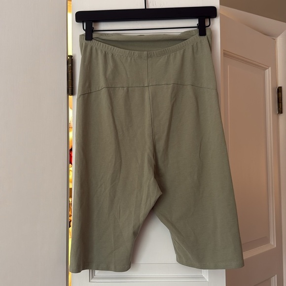 H&M maternity set biker shorts & tee size medium - Picture 4 of 9